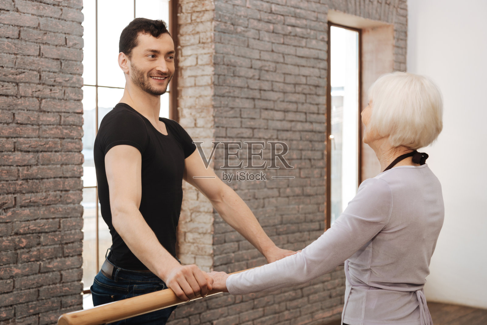 在舞蹈工作室指导退休妇女的快乐舞者照片摄影图片