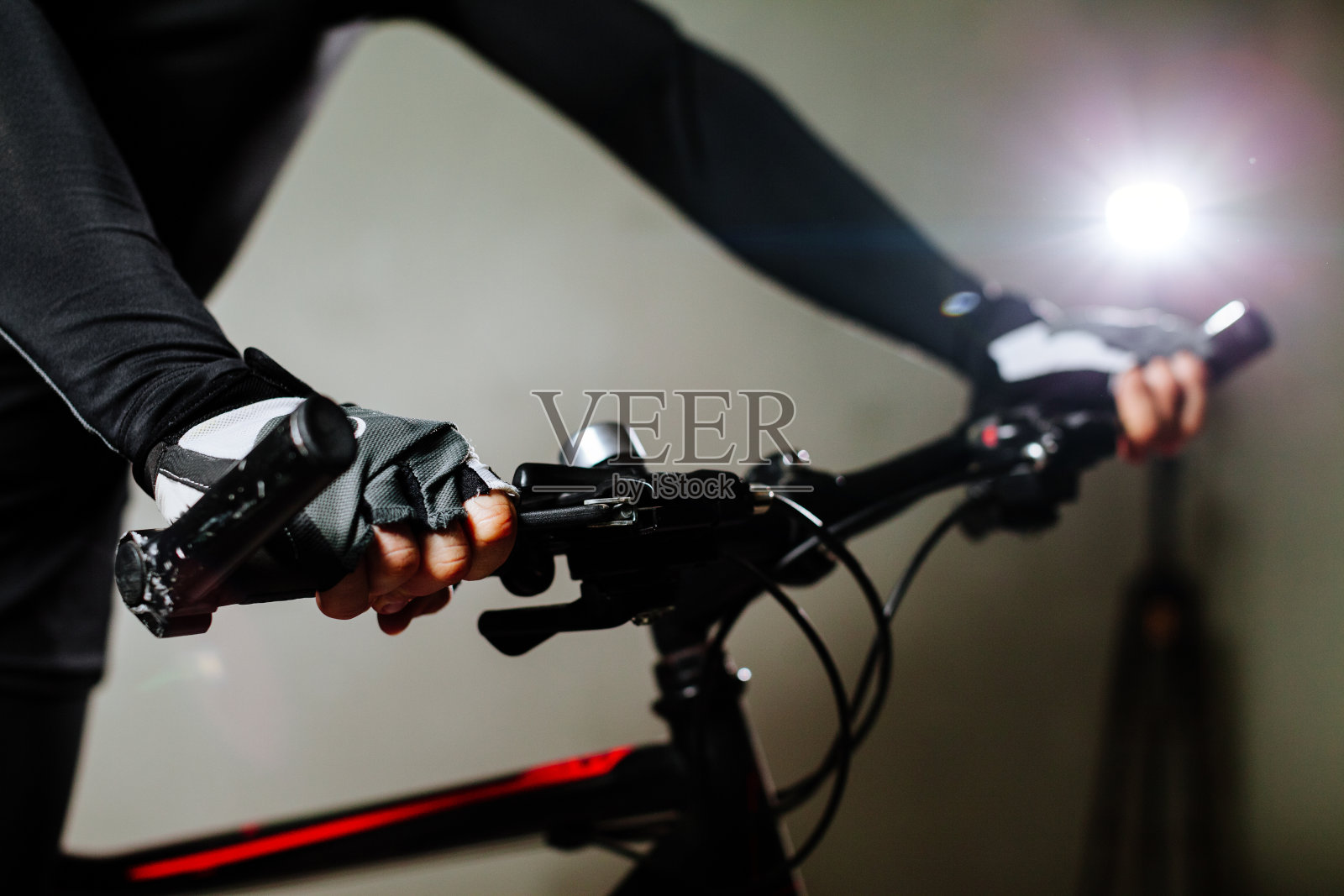 在室内骑自行车的人照片摄影图片