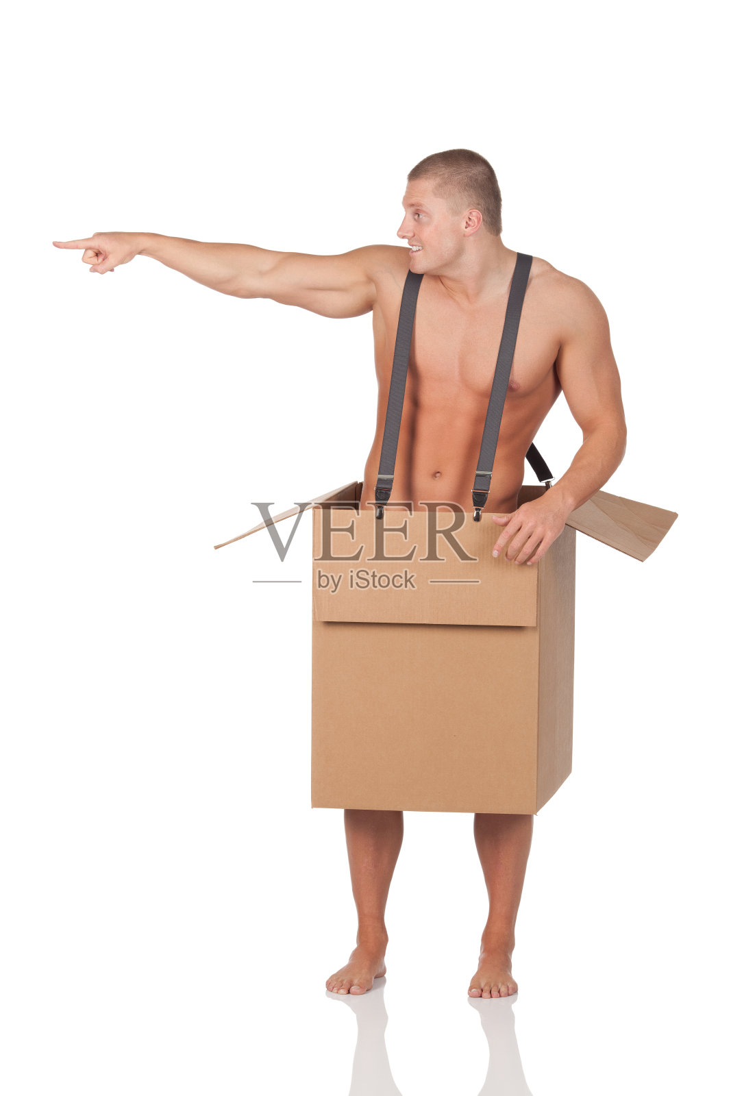 纸板箱下的裸男照片摄影图片