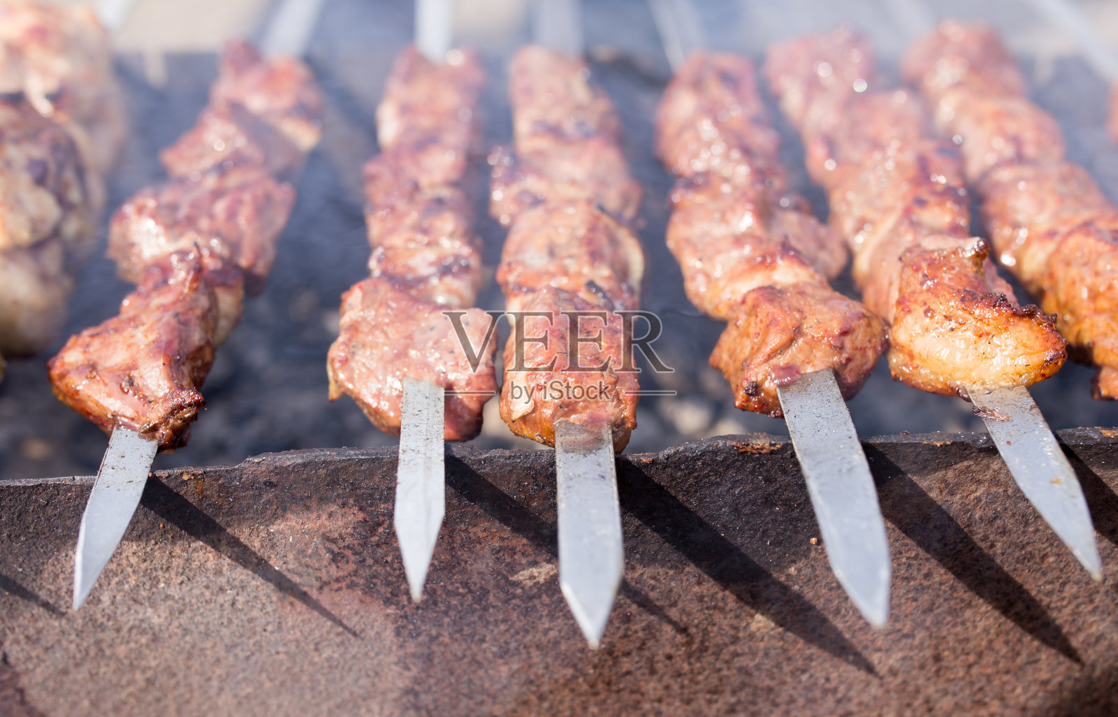 在露天烧烤的肉照片摄影图片
