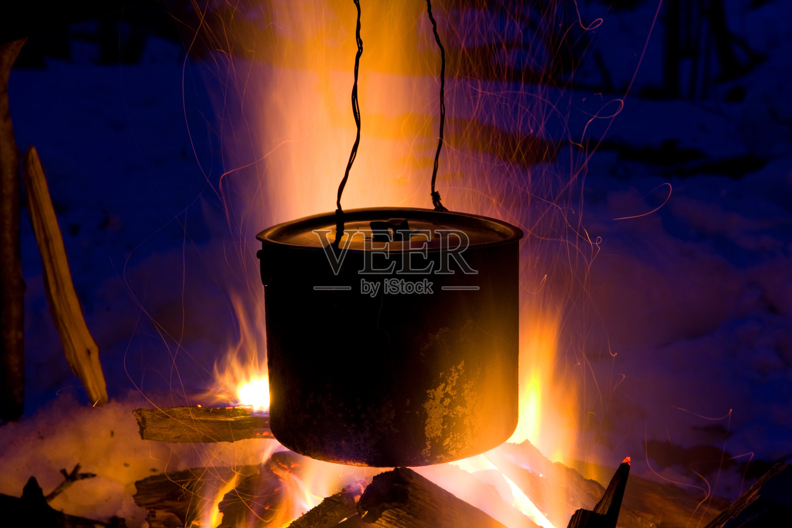 游客们烧着水照片摄影图片