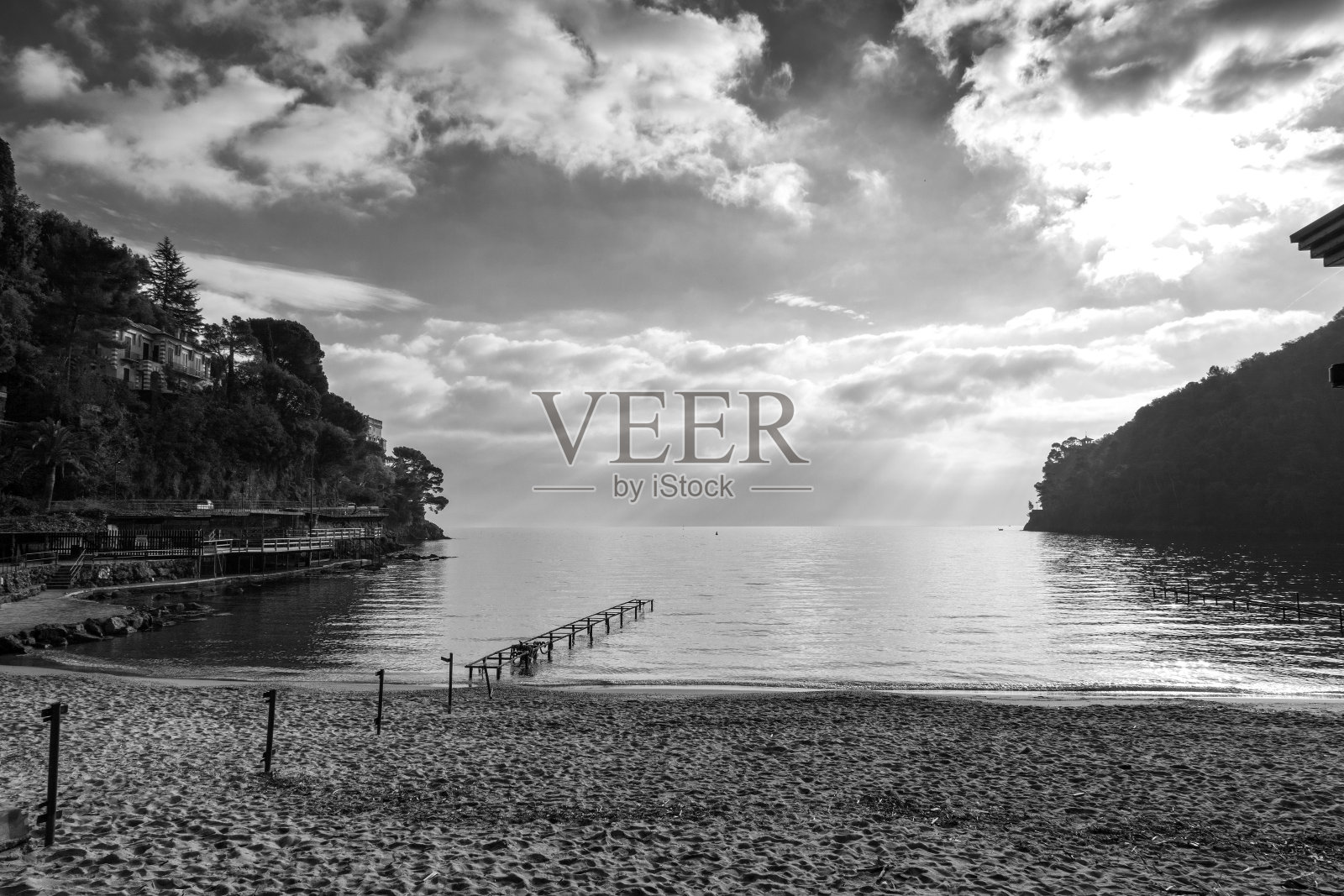 巴拉圭海滩，利古里亚海，冬天。黑白照片照片摄影图片