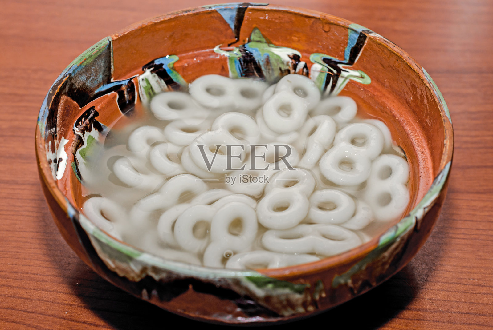 罗马尼亚的传统食物叫做Mucenici，用面粉、糖、核桃和肉桂做成的八块形状照片摄影图片