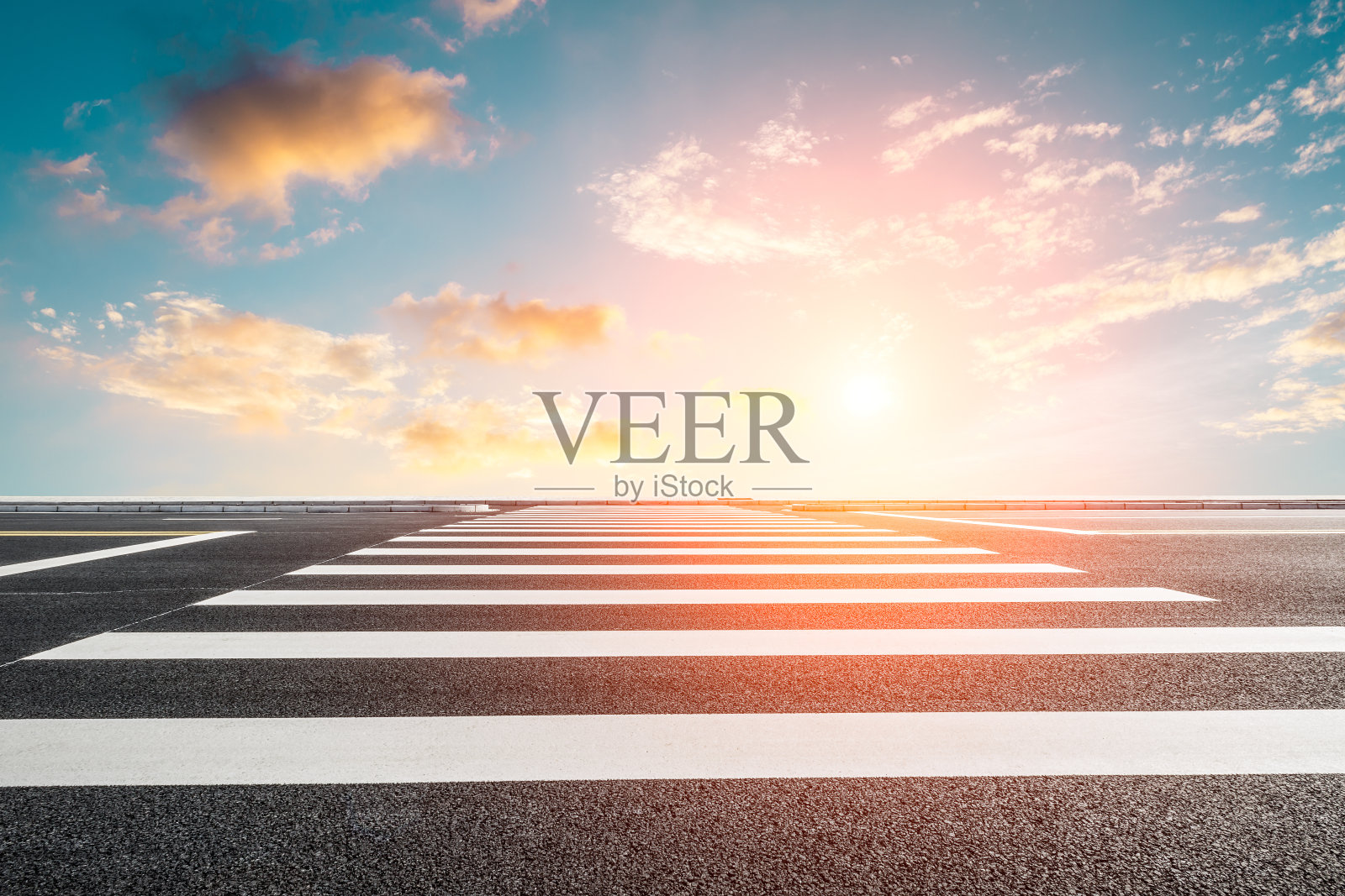 日落时的柏油路和天空插画图片素材