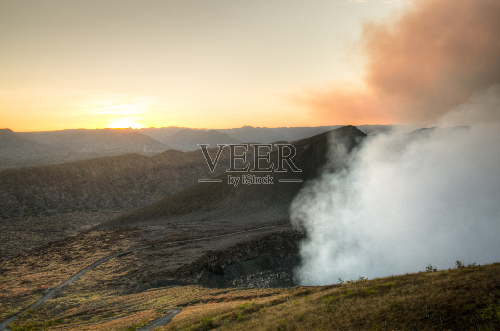 尼加拉瓜格拉纳达附近的蒙巴科火山火山口照片摄影图片