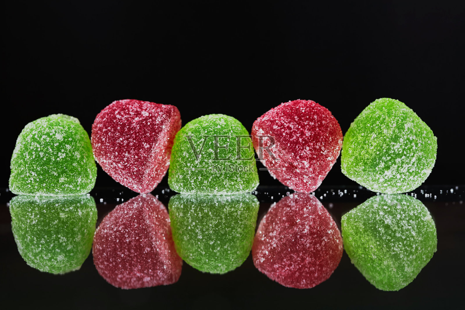 橘子酱在深色的背景上照片摄影图片