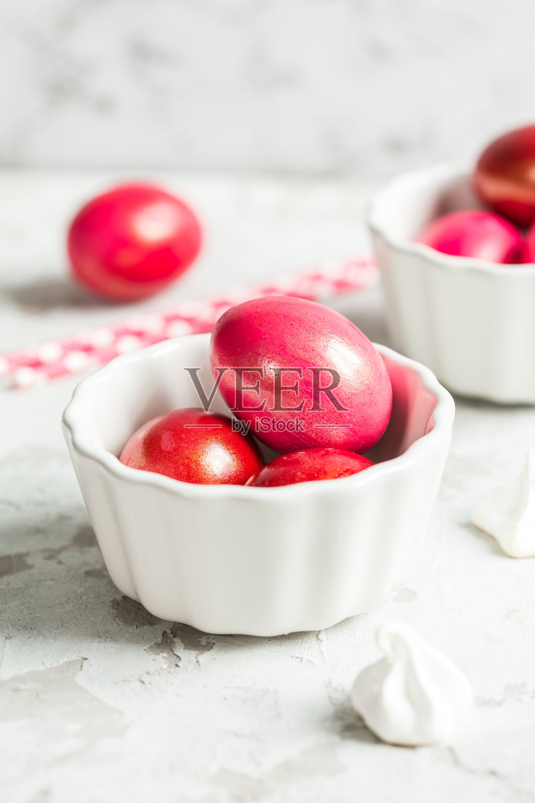 复活节时放在白色碗里的彩蛋照片摄影图片