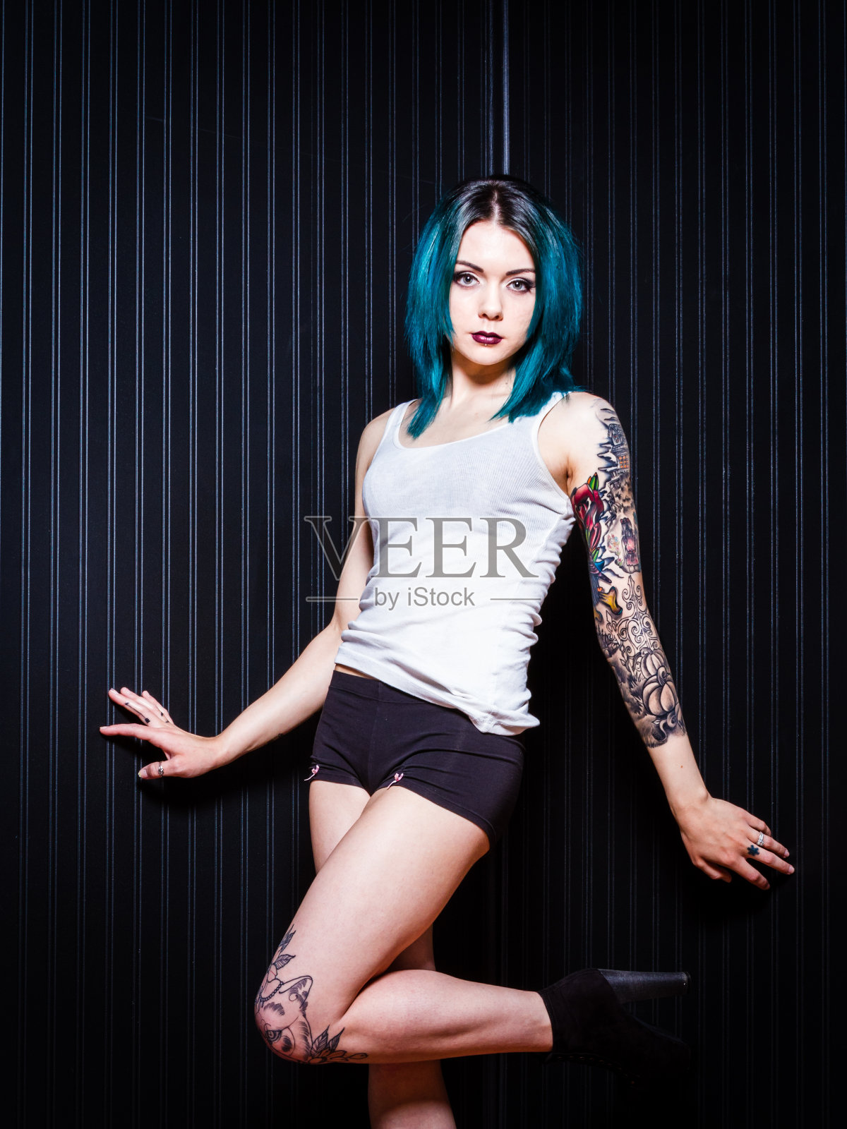 年轻女性前卫的另类装扮照片摄影图片