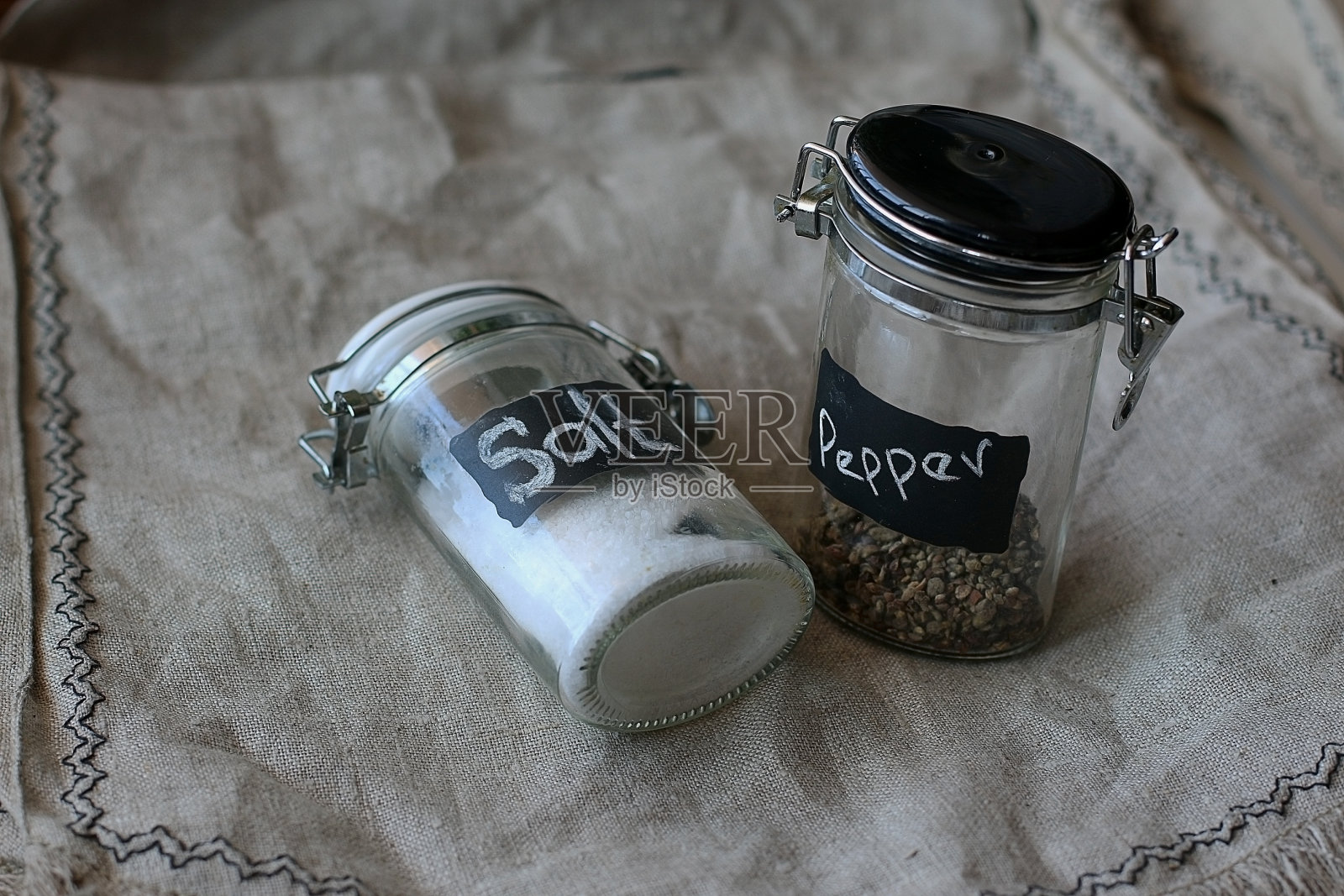 可以在亚麻背景篮上放盐和胡椒照片摄影图片