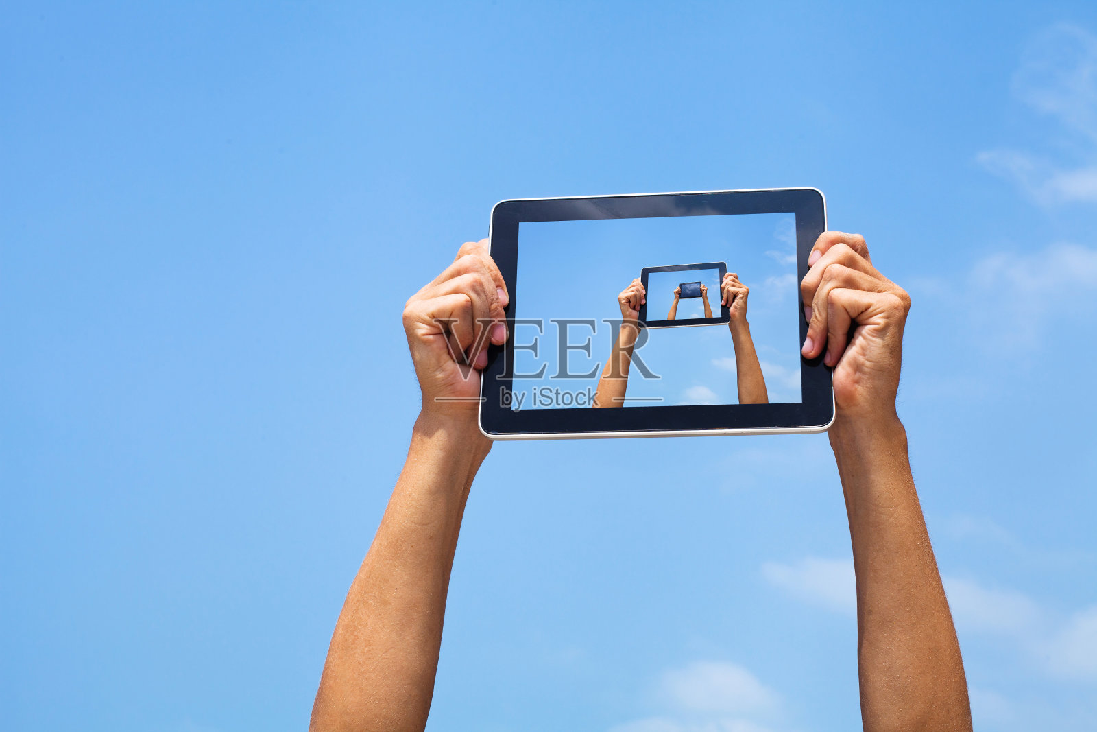 手拿着平板电脑照片摄影图片