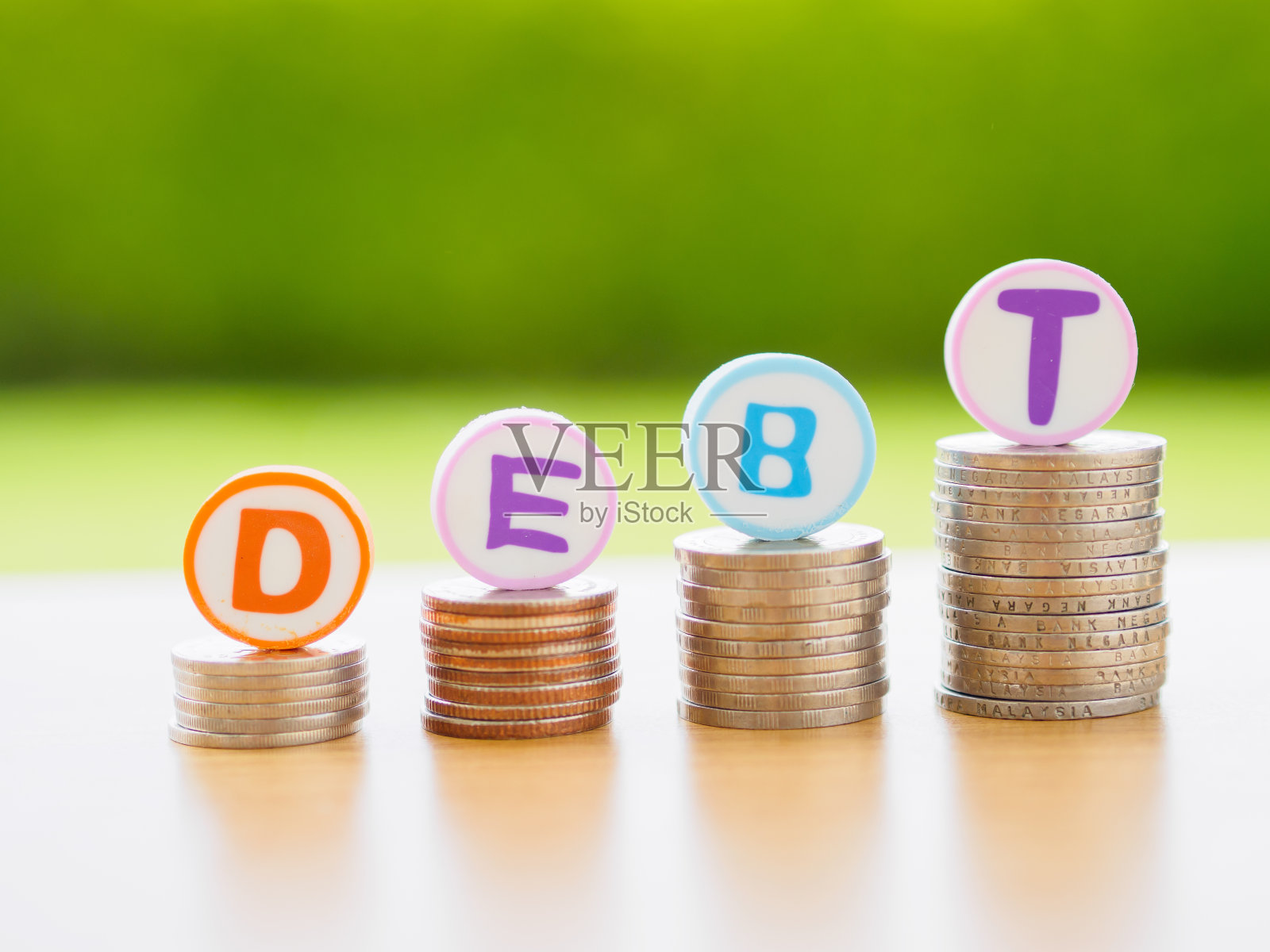 一堆硬币的债务概念照片摄影图片