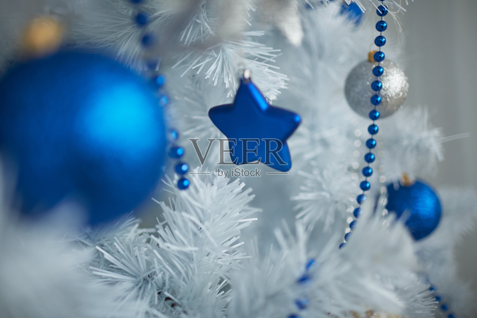 圣诞玩具球、星星和珠子照片摄影图片