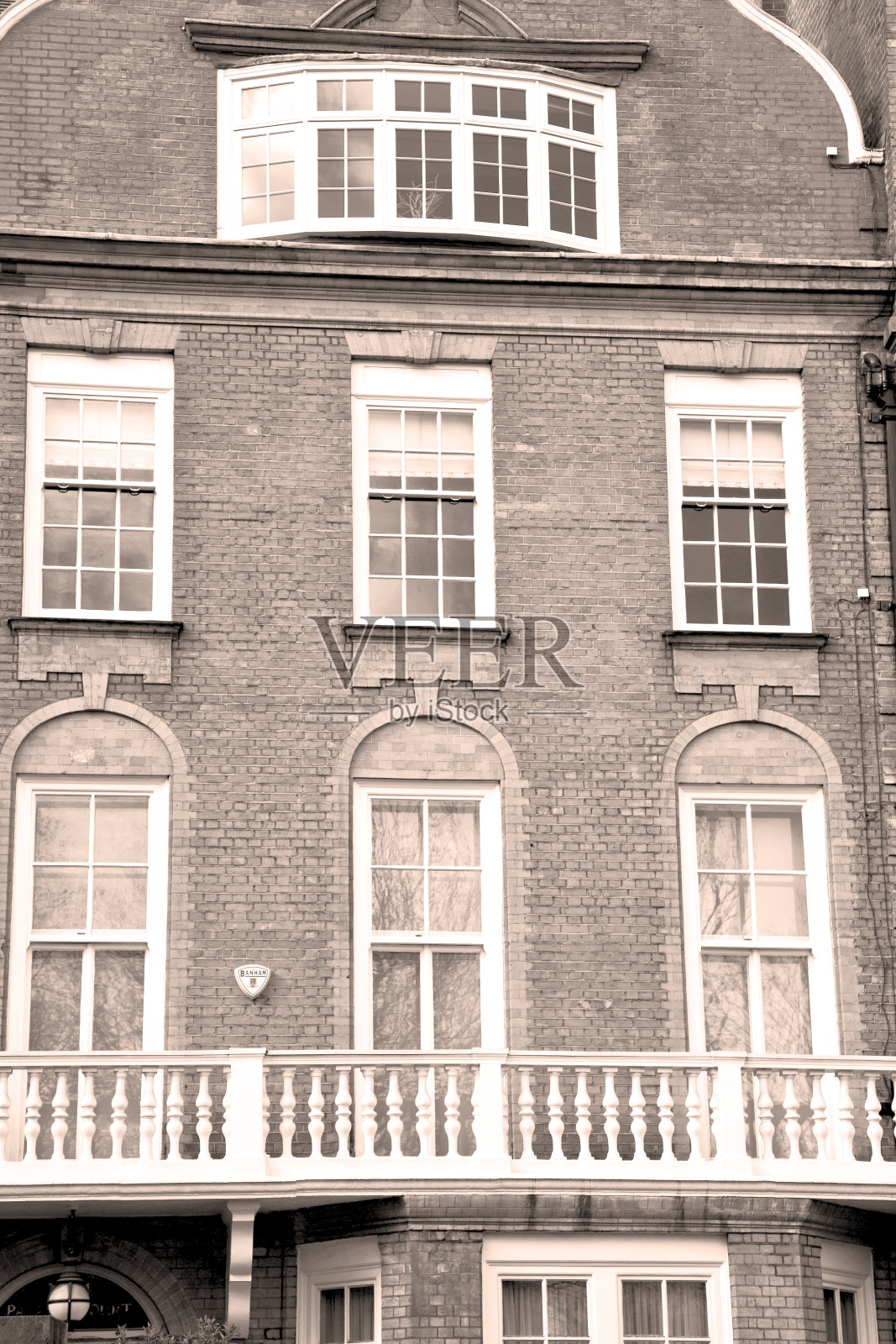 在古老的红砖墙和窗户里照片摄影图片