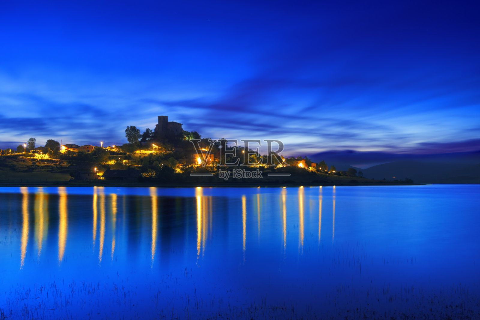 Nanclares de Gamboa 在晚上照片摄影图片