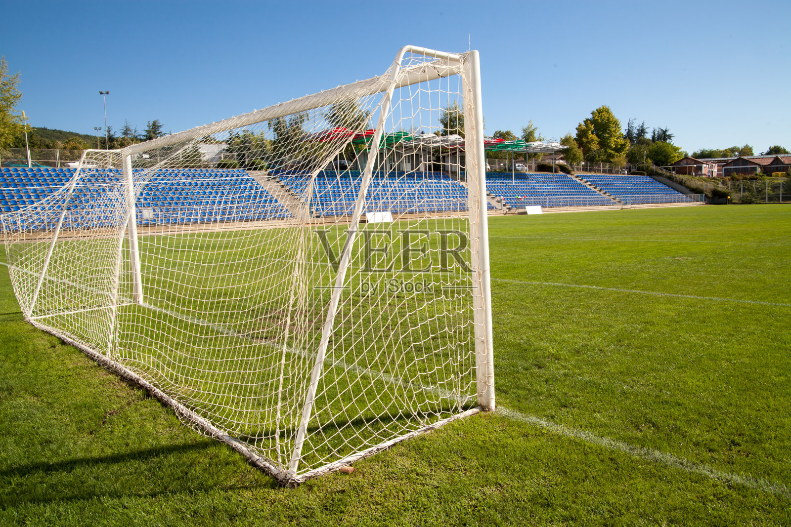 球网足球，球门足球，绿草照片摄影图片