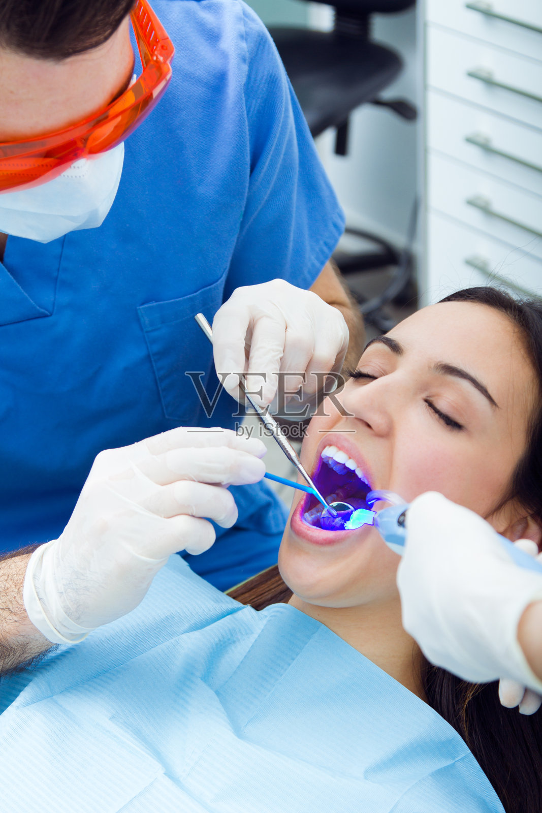 看牙医的年轻美女。口腔健康检查照片摄影图片