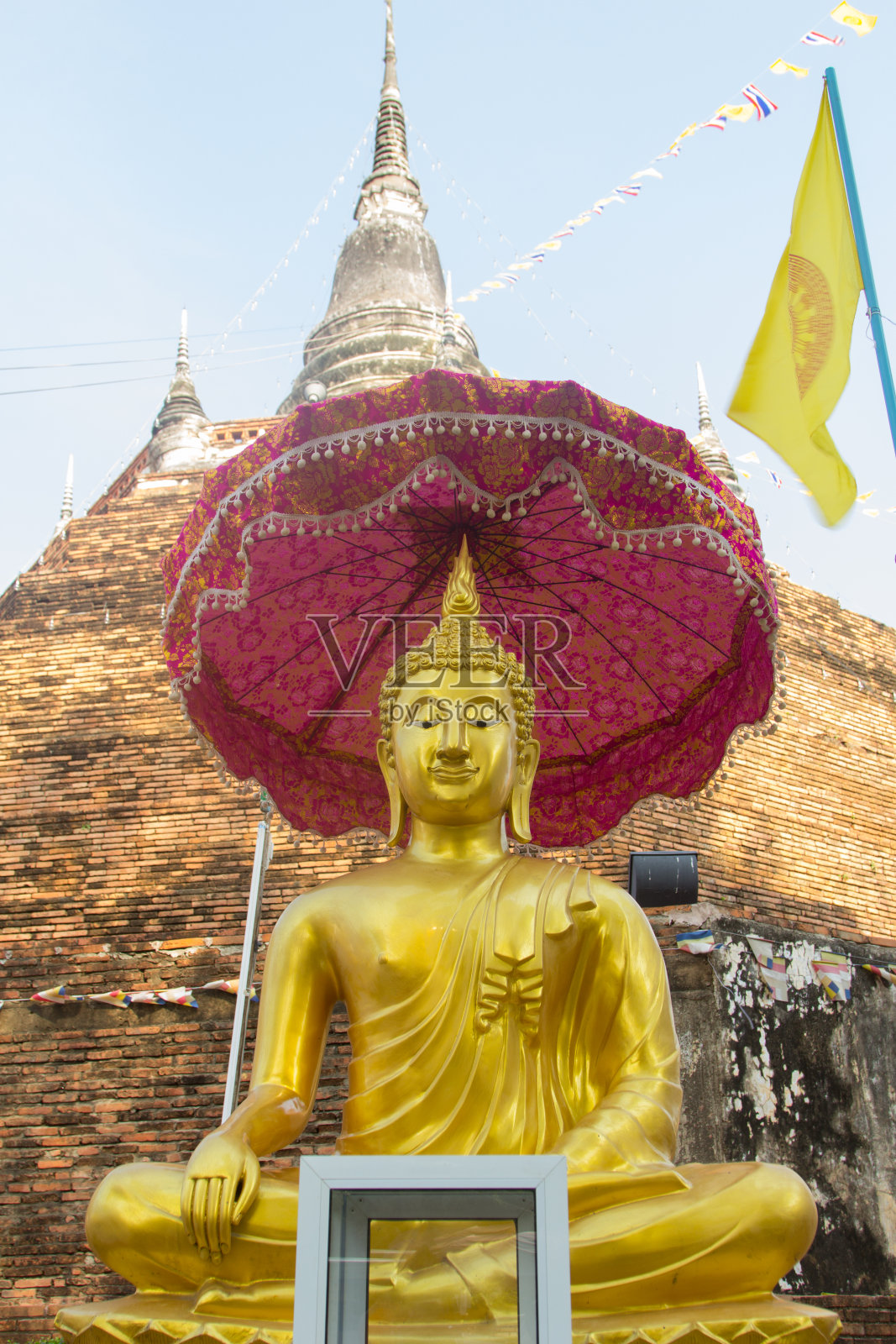 古塔背景上的金佛。照片摄影图片