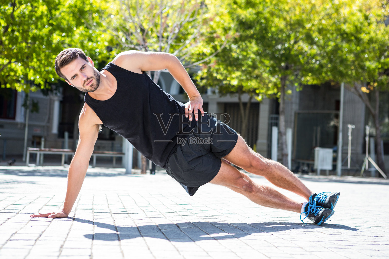 帅气的运动员做侧平板支撑照片摄影图片