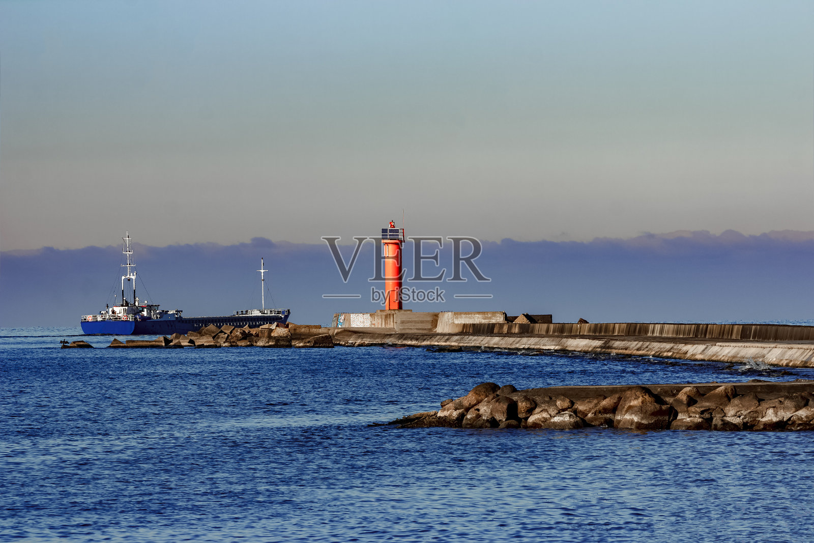 蓝色的货船照片摄影图片