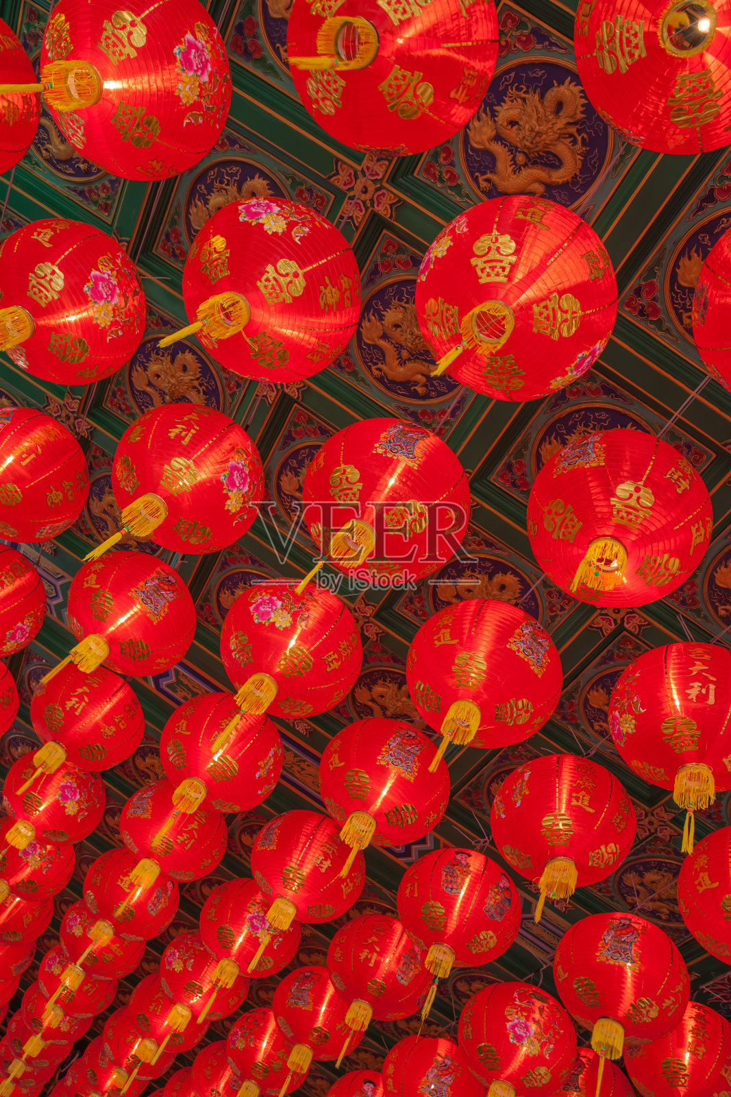 中国灯笼装饰泰国的寺庙。照片摄影图片