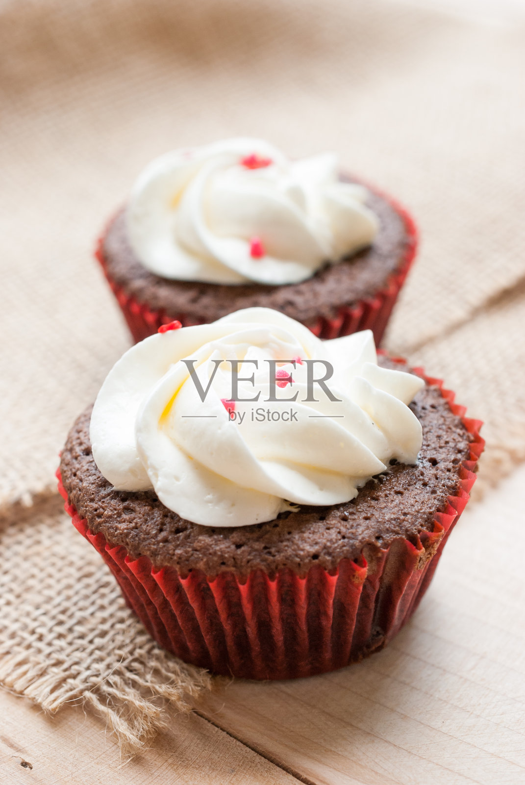 红色天鹅绒蛋糕照片摄影图片