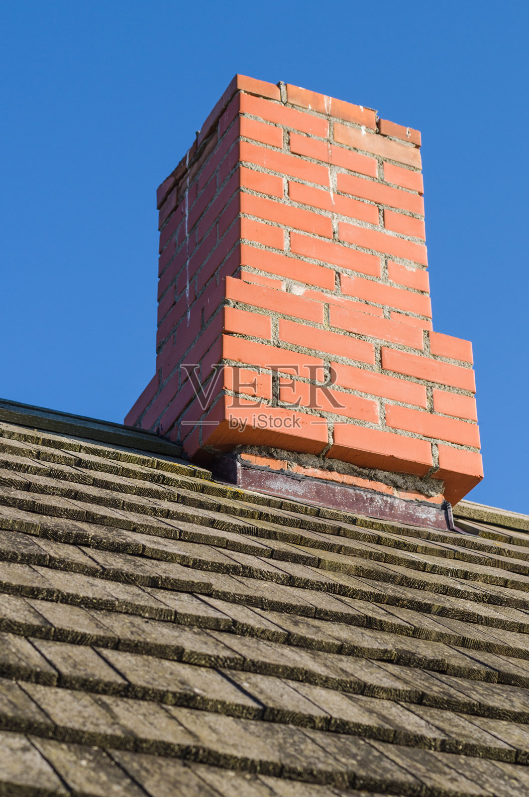 红砖烟囱和老式木板屋顶照片摄影图片