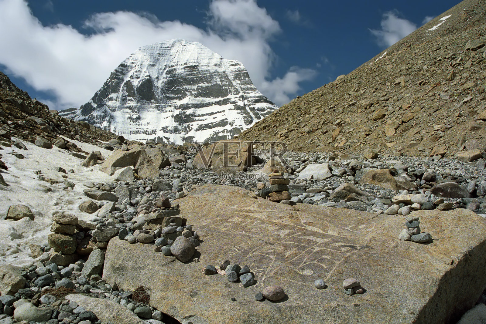 圣山冈仁波齐峰北侧的石板上刻着“Om Mani Padme Hung”咒语。照片摄影图片
