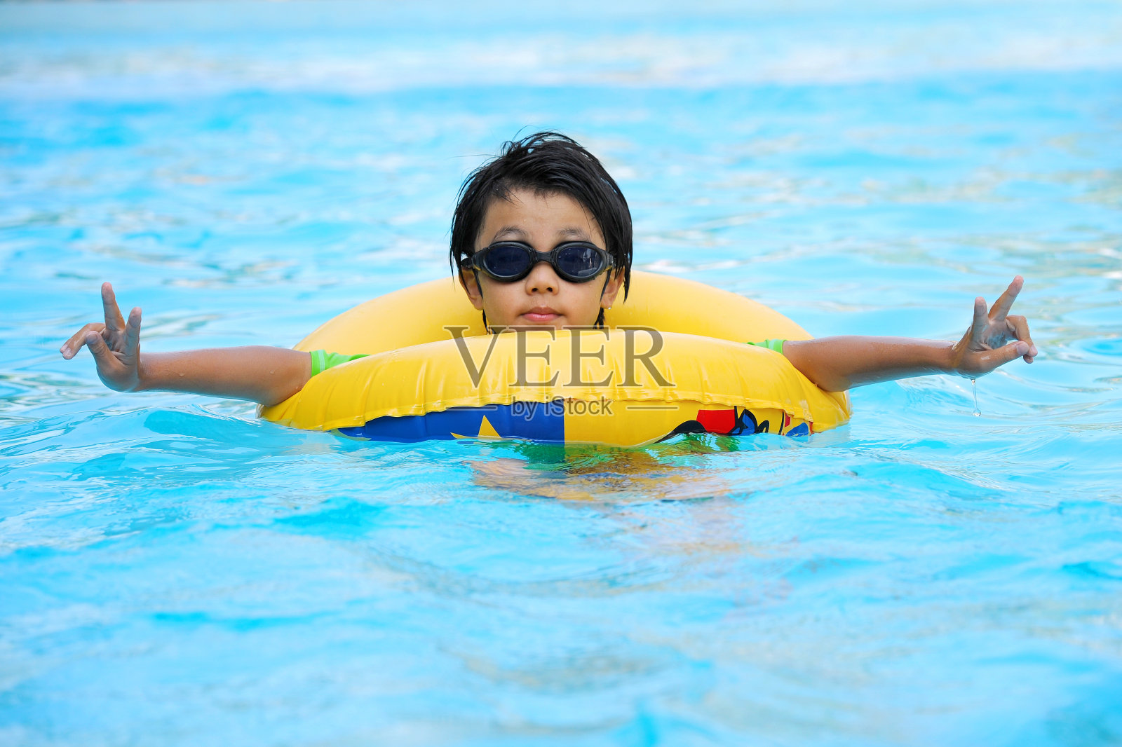 亚洲男孩在地铁学习游泳照片摄影图片