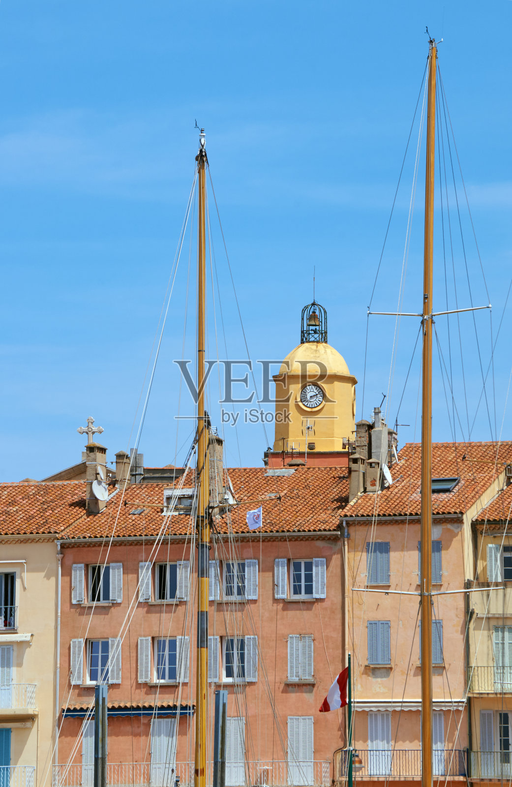 圣特罗佩港口的廉价公寓和教堂照片摄影图片