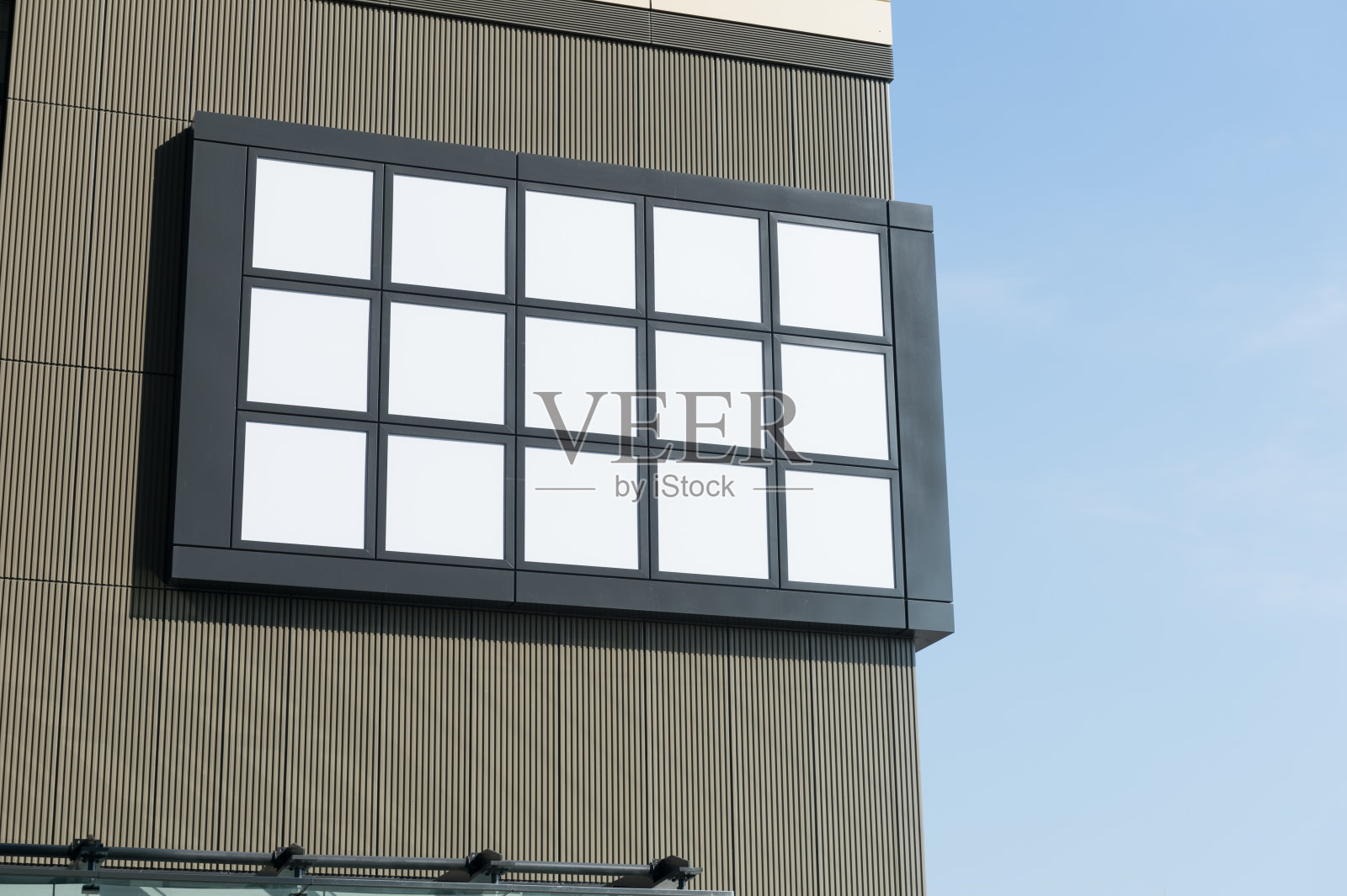 城市里的大广告牌照片摄影图片