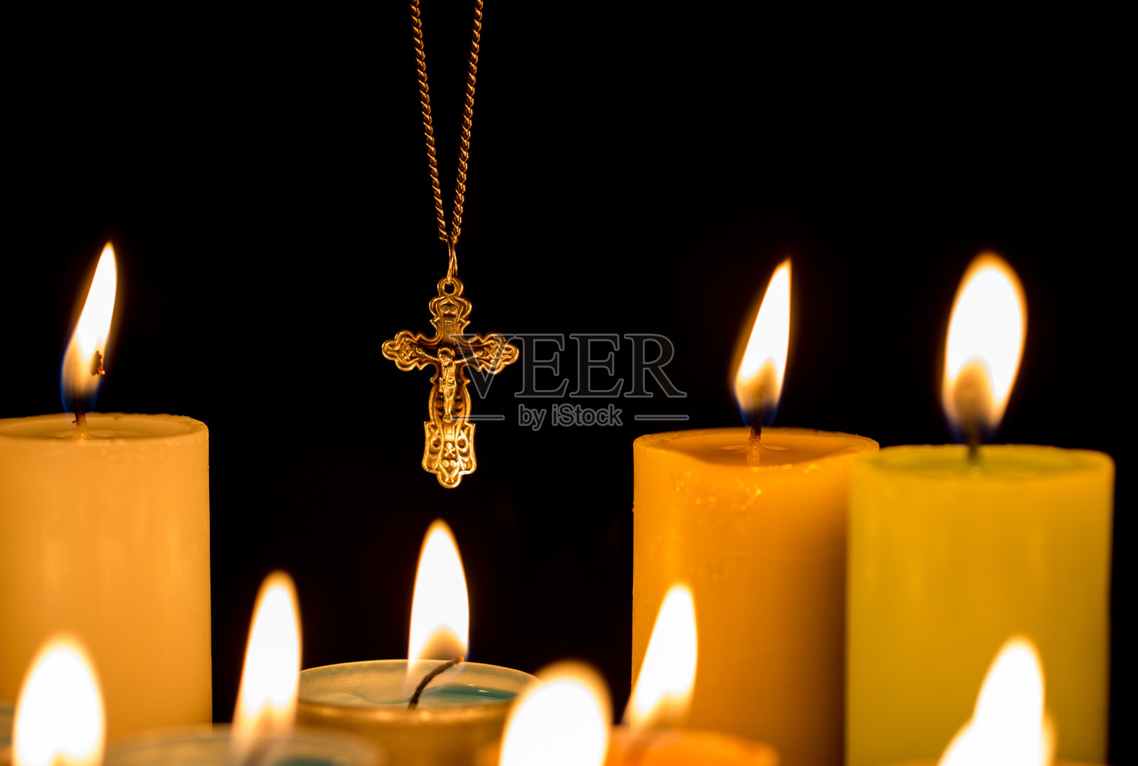 蜡烛火焰孤立在黑色照片摄影图片