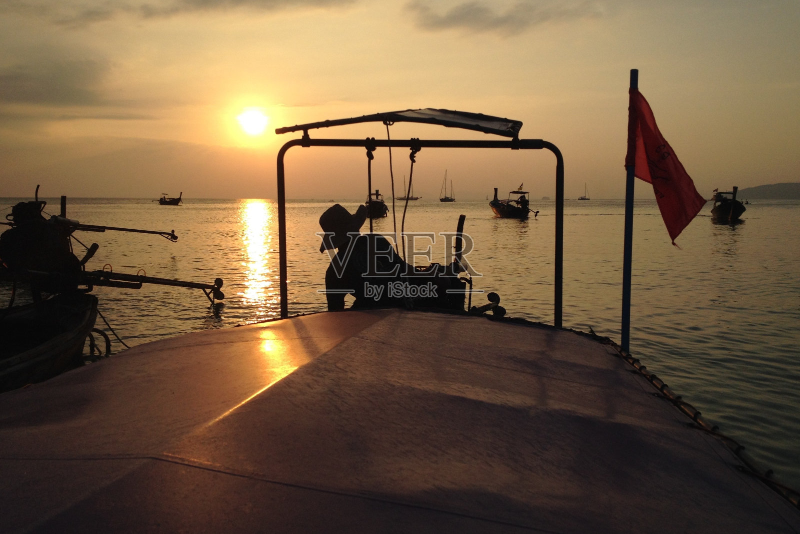 黄昏时分，泰国甲米的长尾船司机照片摄影图片