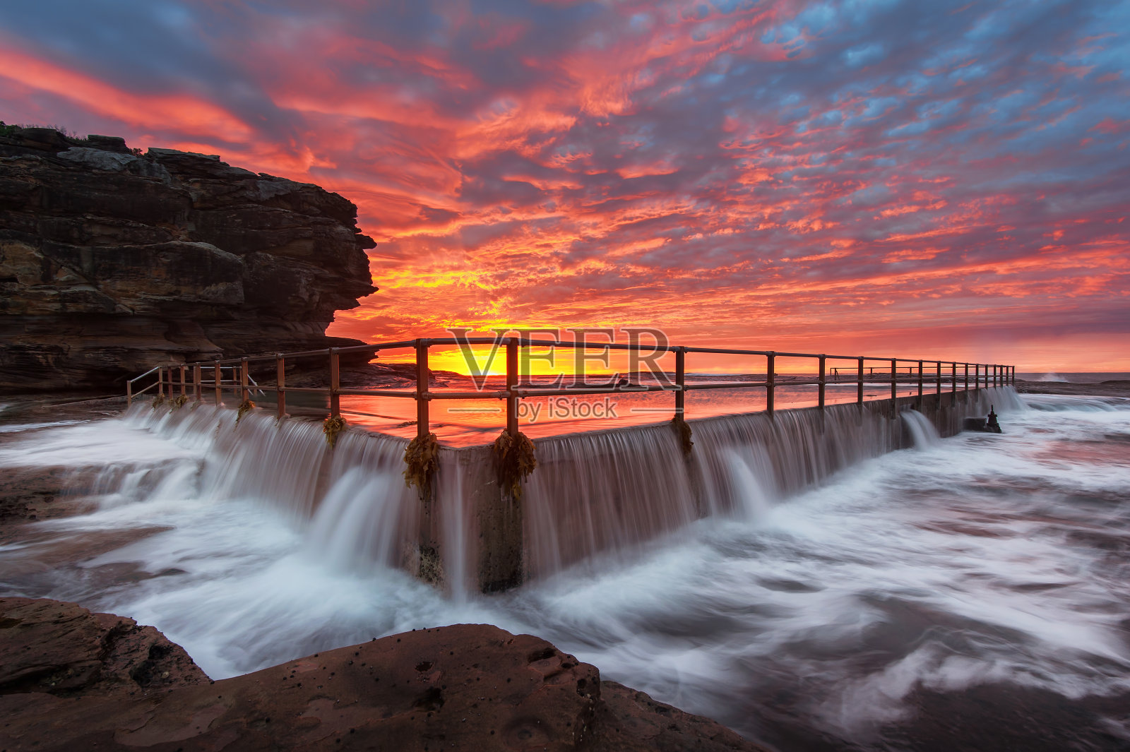 北卷曲卷曲的岩石池。照片摄影图片