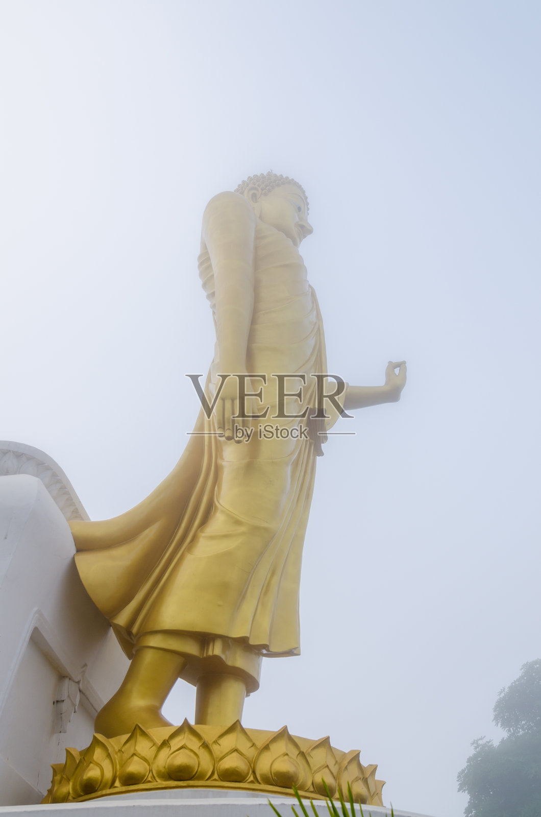 雾中站立佛像照片摄影图片