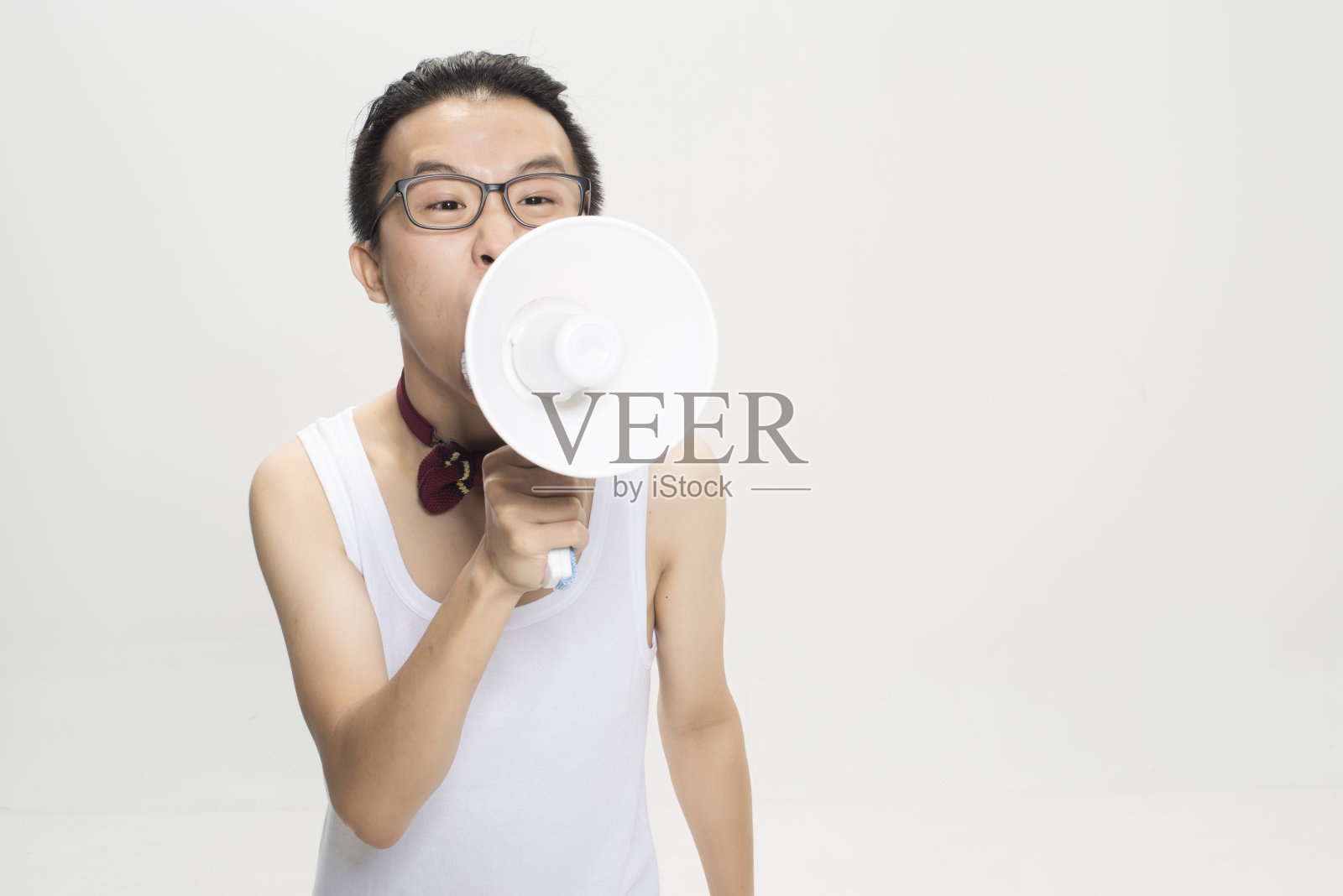 有扩音器的时髦男人照片摄影图片