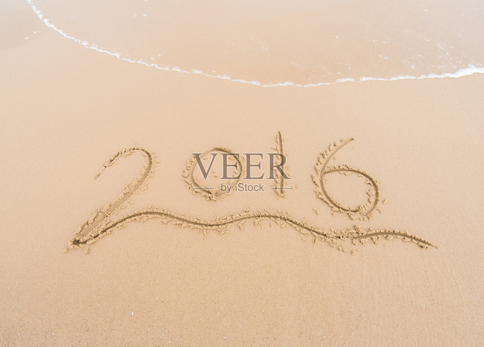 2016年的海边沙滩上有海浪照片摄影图片