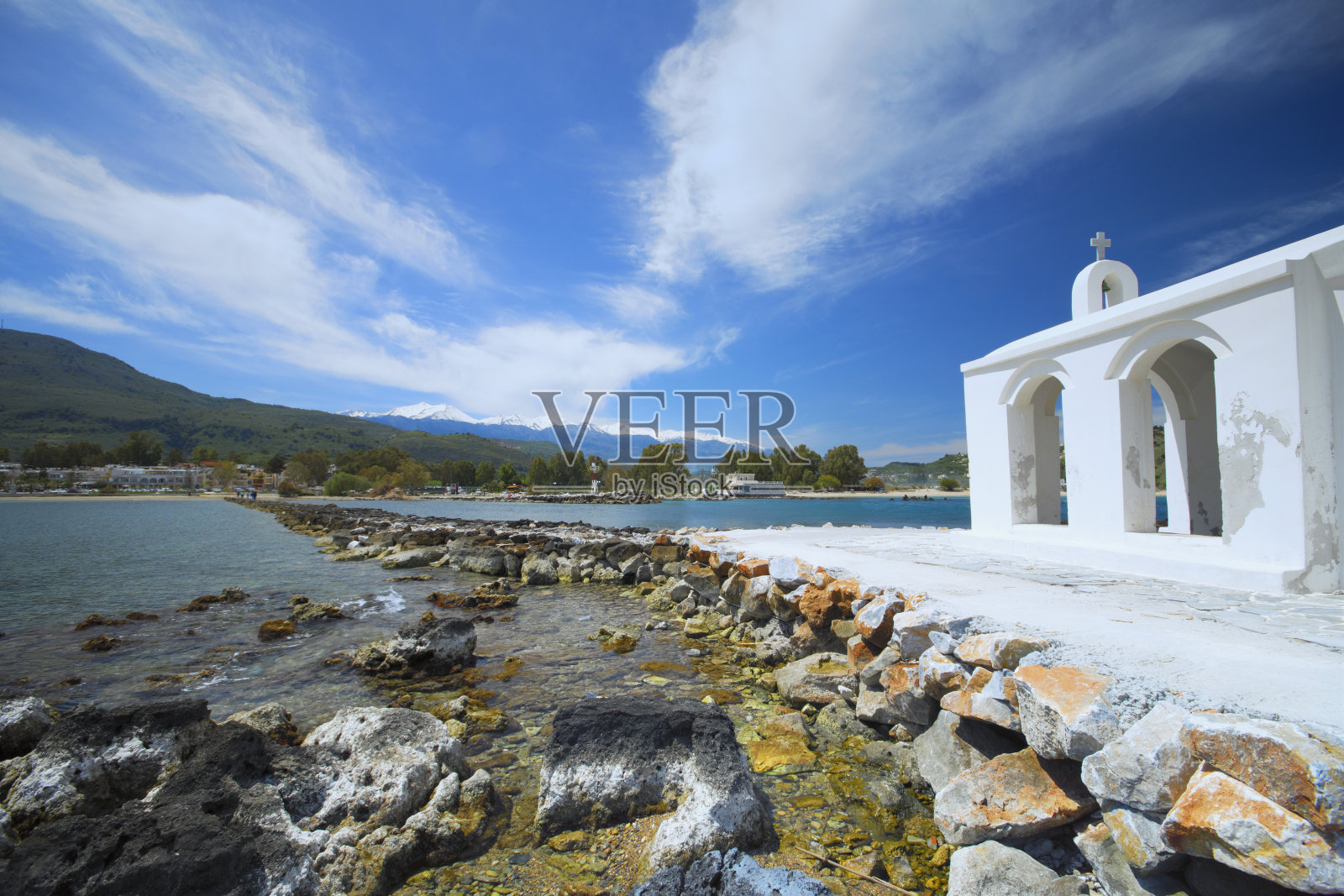 希腊克里特岛，乔治波里，海上的白色小教堂圣尼古拉斯。照片摄影图片