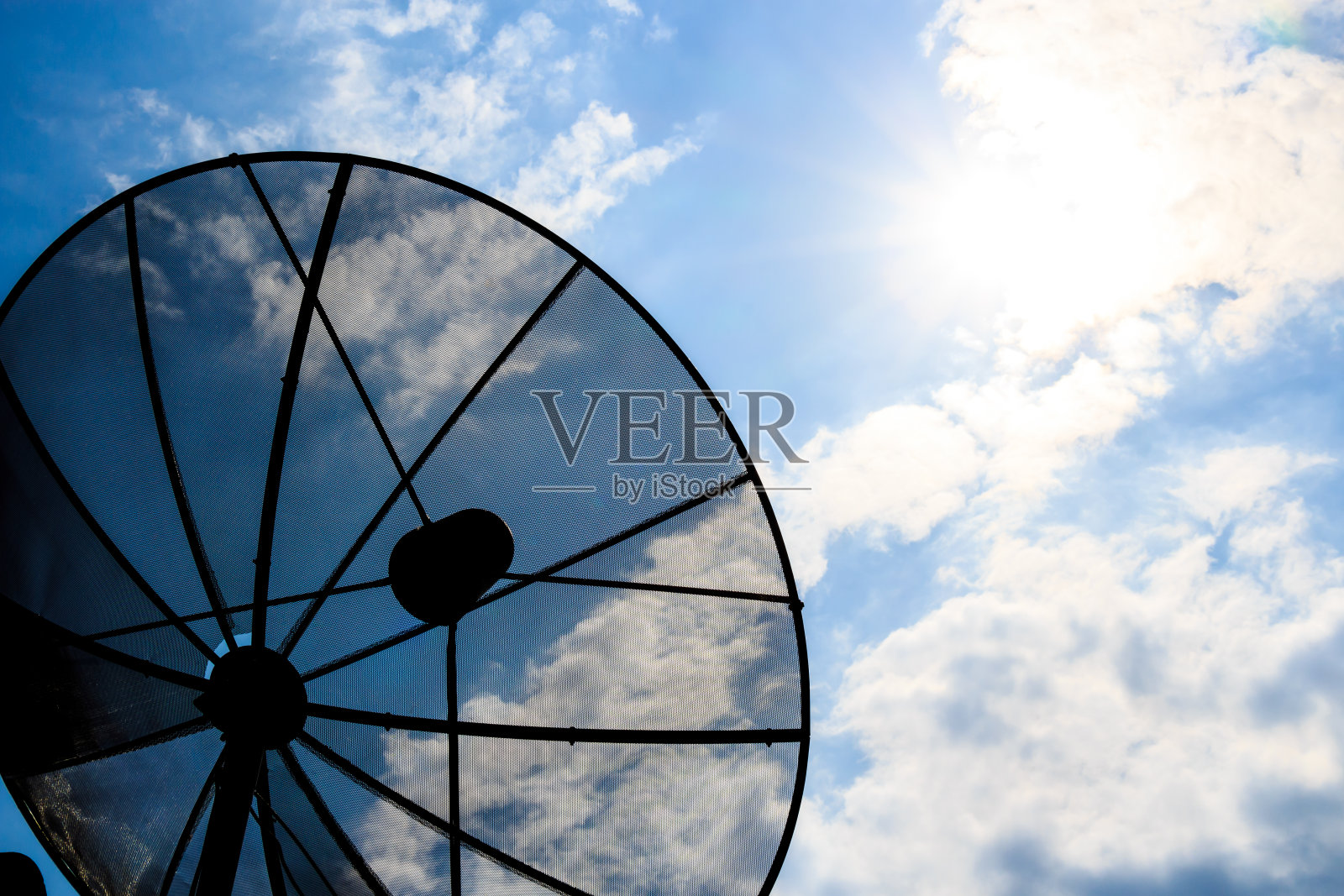 卫星天线和阳光照耀的多云天空照片摄影图片