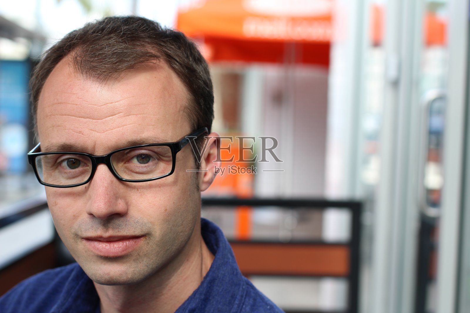 一个三十多岁的男人的肖像照片摄影图片