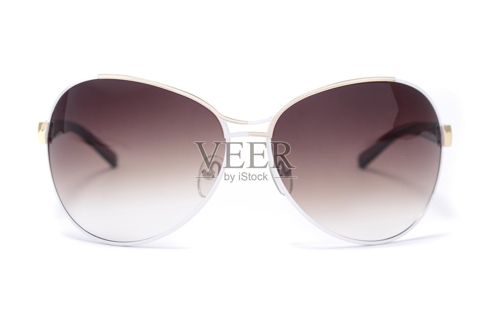 铁框太阳镜与棕色玻璃隔离在白色照片摄影图片