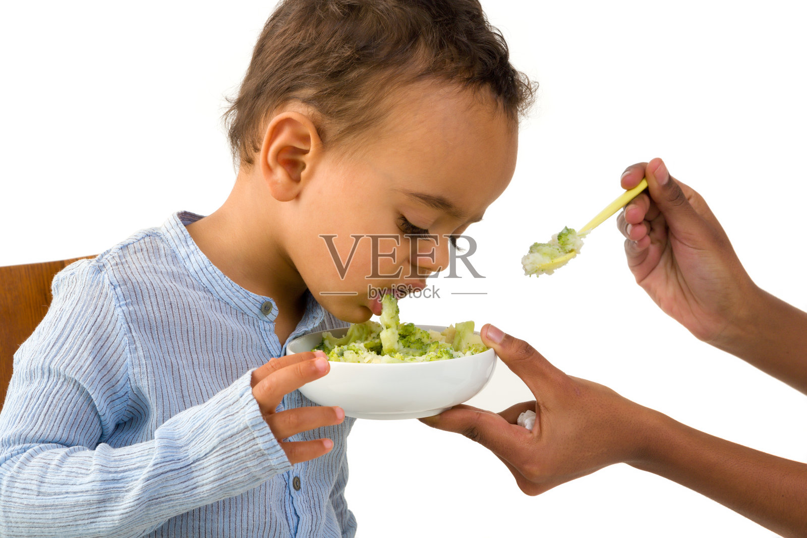 非洲男孩拒绝吃蔬菜照片摄影图片