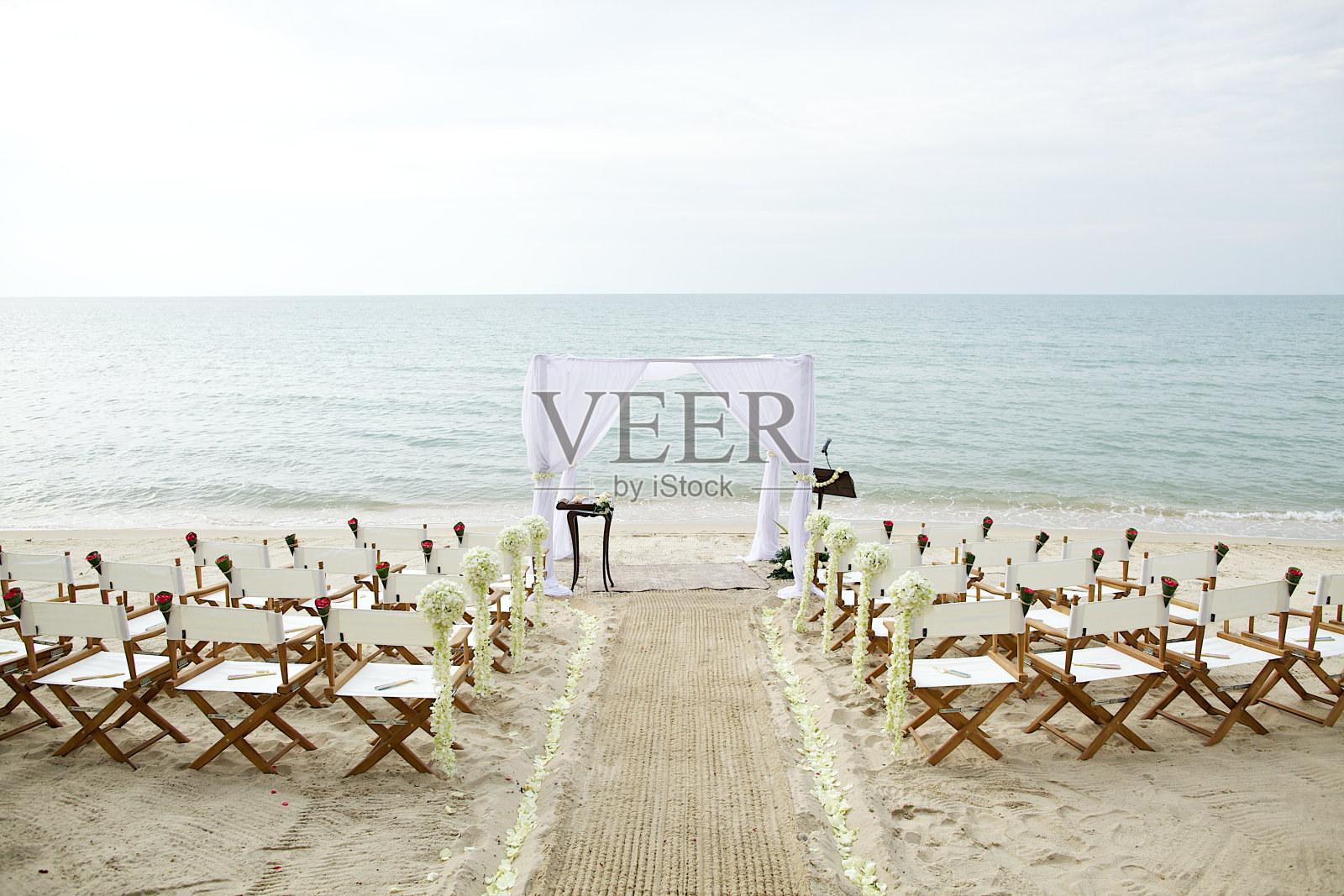 沙滩上婚礼场地的花装饰椅照片摄影图片