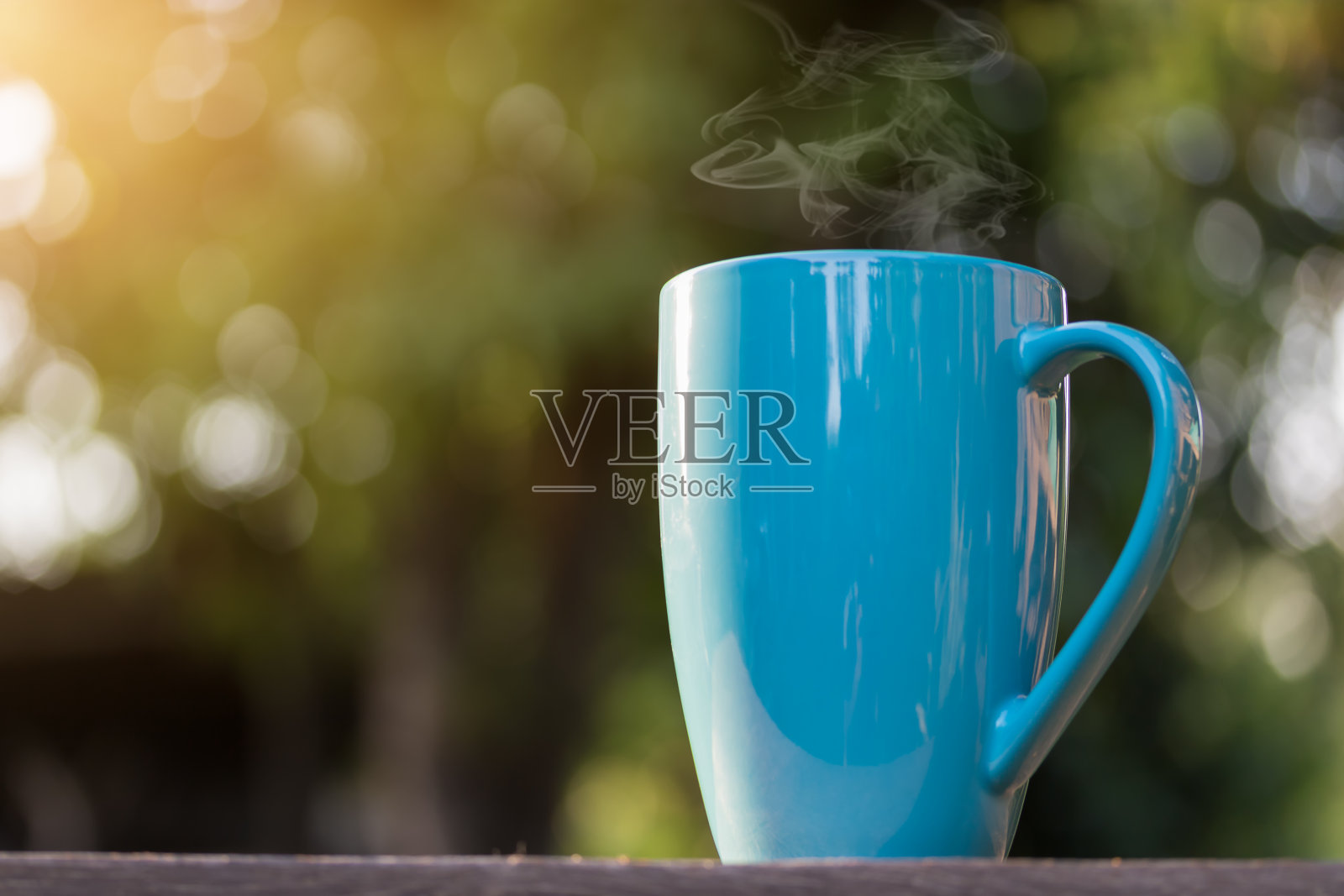 一杯散焦背景的咖啡照片摄影图片