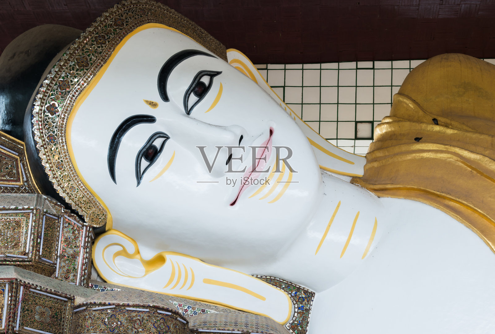 缅甸瑞威塔里昂卧佛的脸照片摄影图片