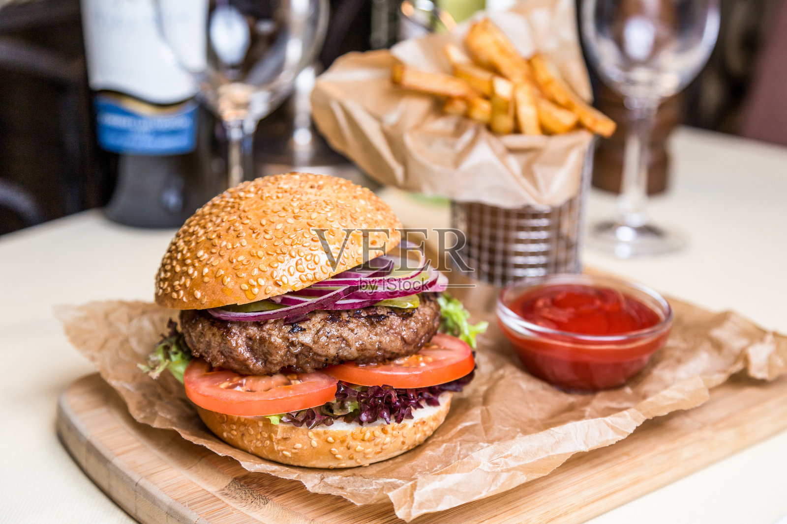 餐馆供应的菜——汉堡配炸肉排和炸土豆照片摄影图片