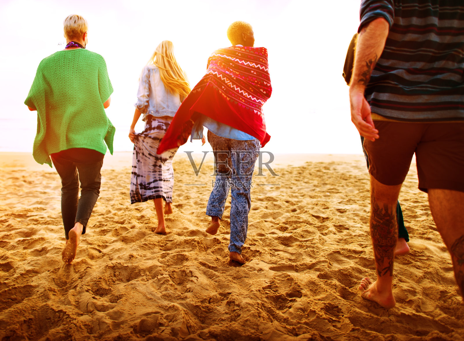 友谊纽带放松夏日海滩幸福概念照片摄影图片