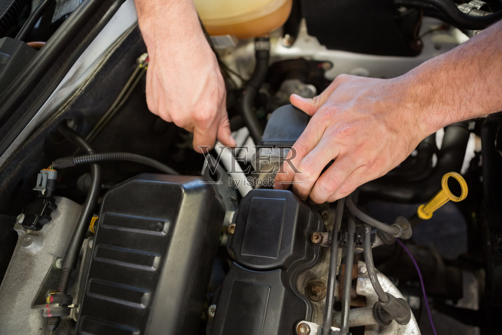 机修工在引擎盖下工作照片摄影图片