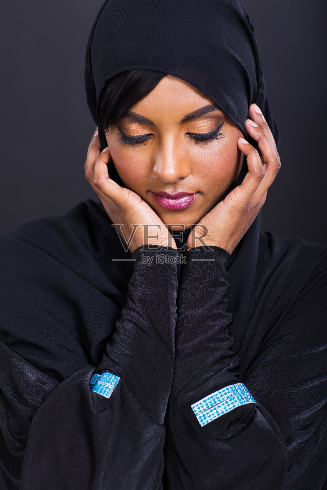 穿传统服装的阿拉伯女人照片摄影图片