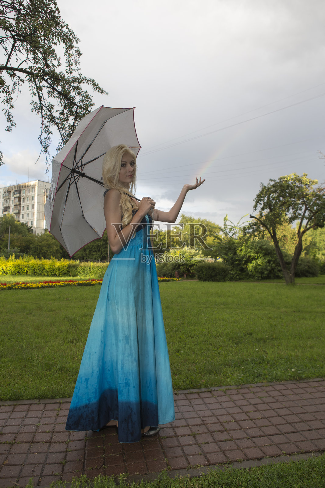 女学生放学后在公园里。照片摄影图片
