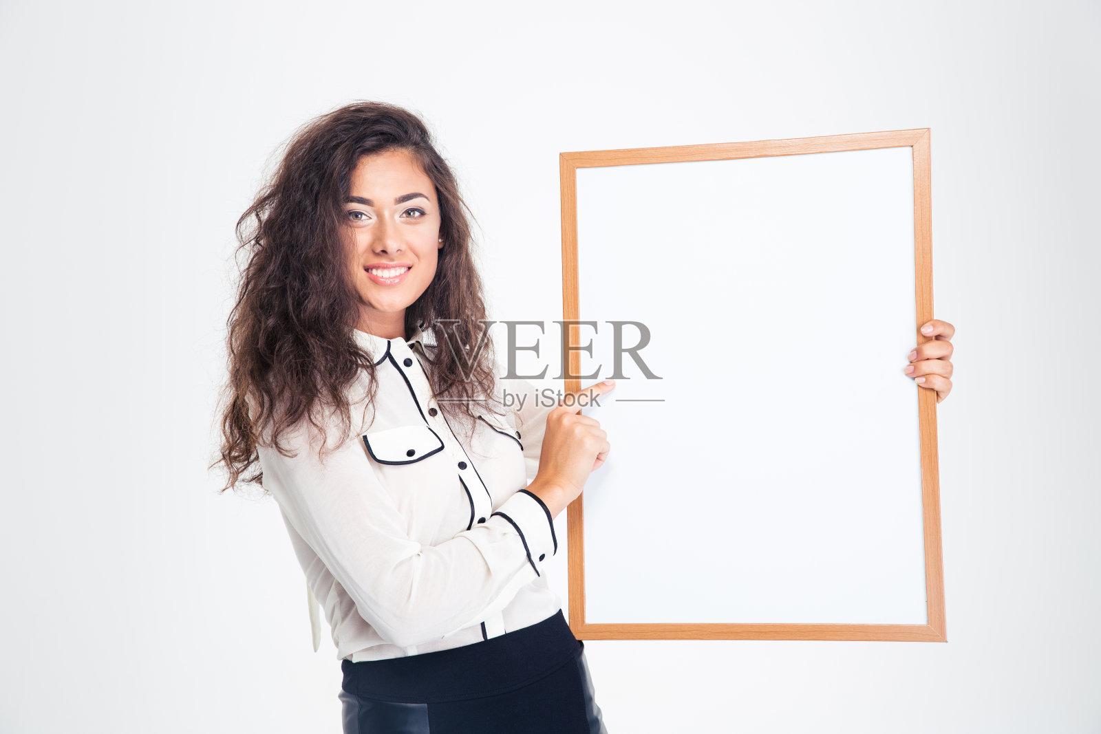 微笑的女商人拿着空白板照片摄影图片